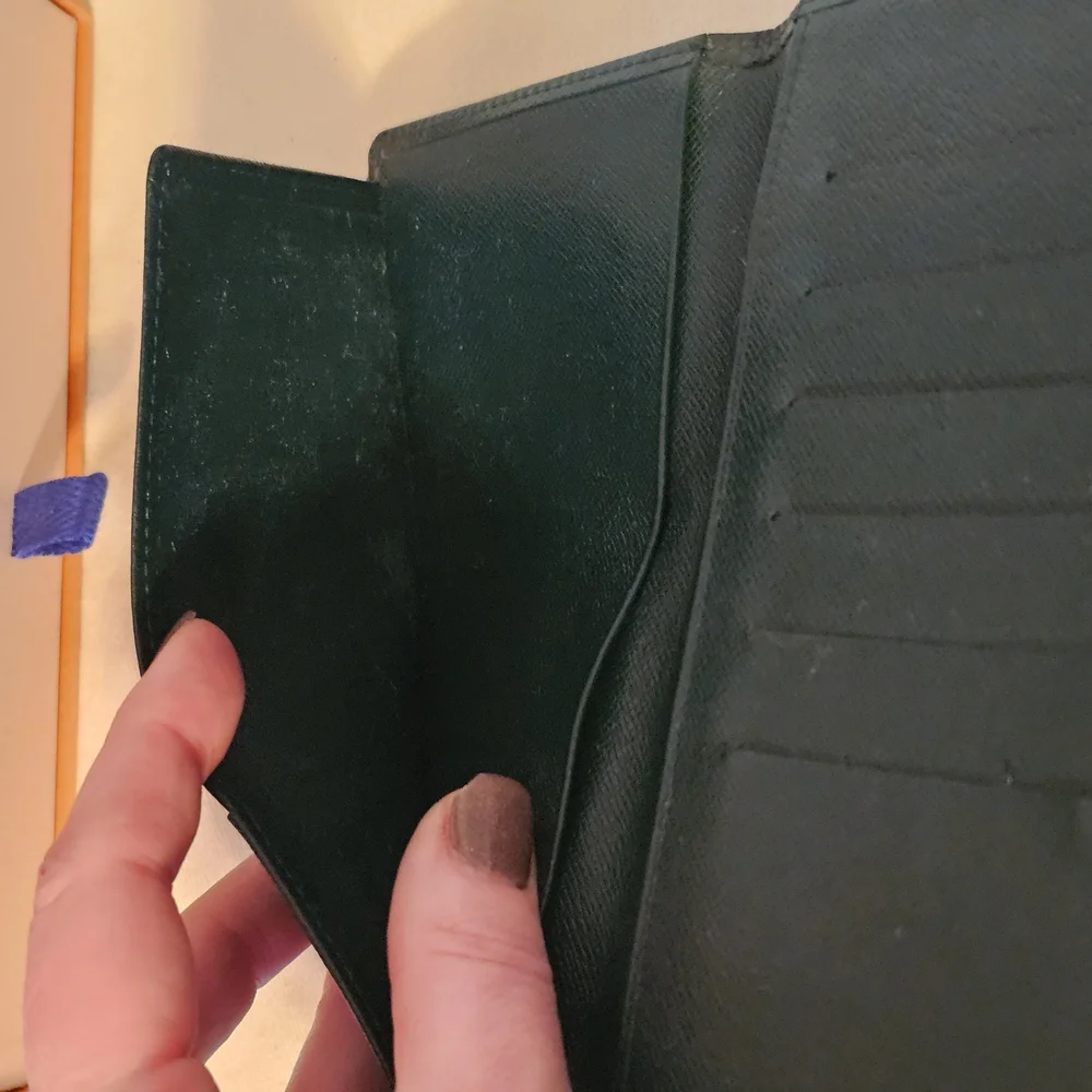 LOUIS VUITTON Taiga Brazza Wallet in dark green - Picture 6 of 9